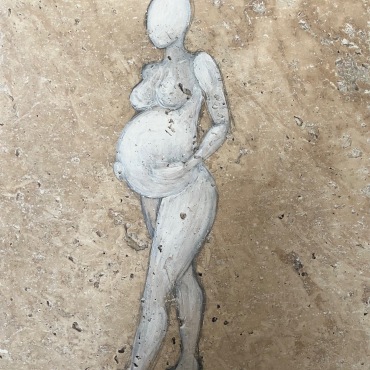 Femme enceinte sur pierre